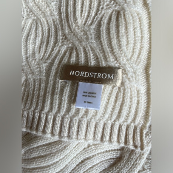 😎 Nordstrom Cashmere Scarf - Picture 2 of 5